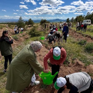 Büyüklerimiz ve Çocuklarımız 150 adet Fidanı Toprakla Buluşturdular - fotoğraf 5