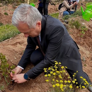 Büyüklerimiz ve Çocuklarımız 150 adet Fidanı Toprakla Buluşturdular - fotoğraf 10