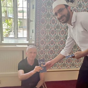 Merkez Camilerimizde Kadına Yönelik Şiddet ile Mücadele tanıtım afişlerimiz asılarak cami cemaatine  broşür dağıtıldı. - fotoğraf 1