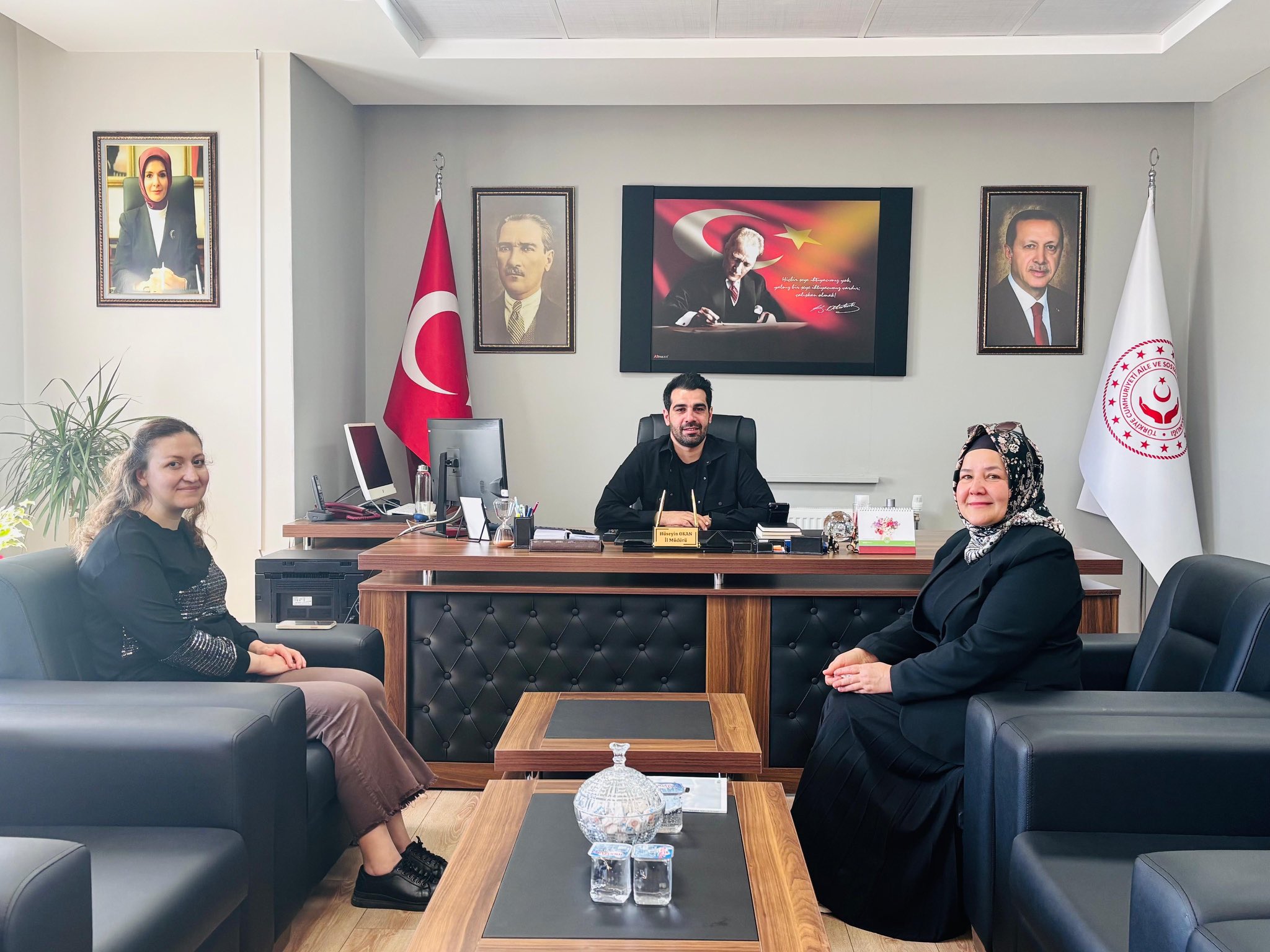 Müdürümüz Hüseyin OKAN’ı ziyarete gelen Selma KÖREMEZLİ, ilimizde vatani görevini sürdüren oğlu Muhammed KONURALP’in doğum gününü kutlamak istediğini ifade etmiştir. Asker annemizin bu anlamlı talebi üzerine, müdürlüğümüz tarafından Mehmetçiğimize doğum günü kutlaması düzenlenmiştir.