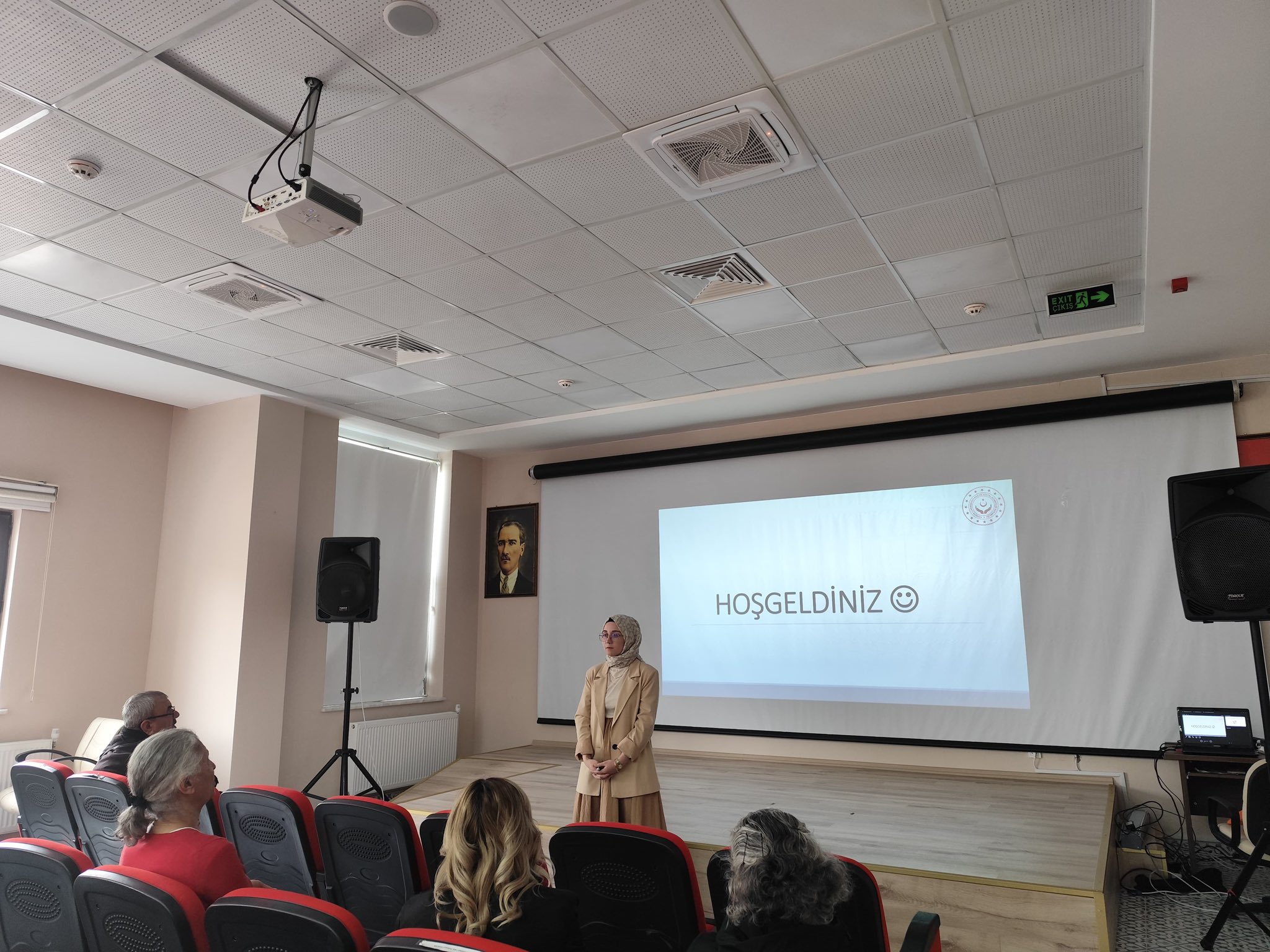 Tunceli Sosyal Hizmet Merkezi Müdürlüğü Eğitim ve Danışmanlık Birimi ile engelli yakınlarının bir araya geldiği grup çalışmasında engelli bireylerin ve bakım verenlerin yaşadıkları zorluklar ve baş etme yöntemleri üzerine konuşulmuştur.