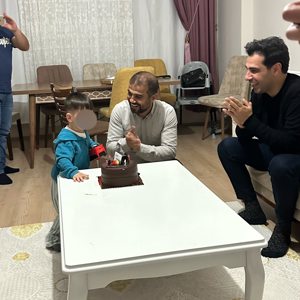 İl Müdürümüz Hüseyin OKAN ve kurum personelimiz, Ramazan ayının kültürel hayatımızdaki müstesna yeri münasebetiyle, koruyucu ailemize iftar yemeğinde ziyaret etmişlerdir. - fotoğraf 1
