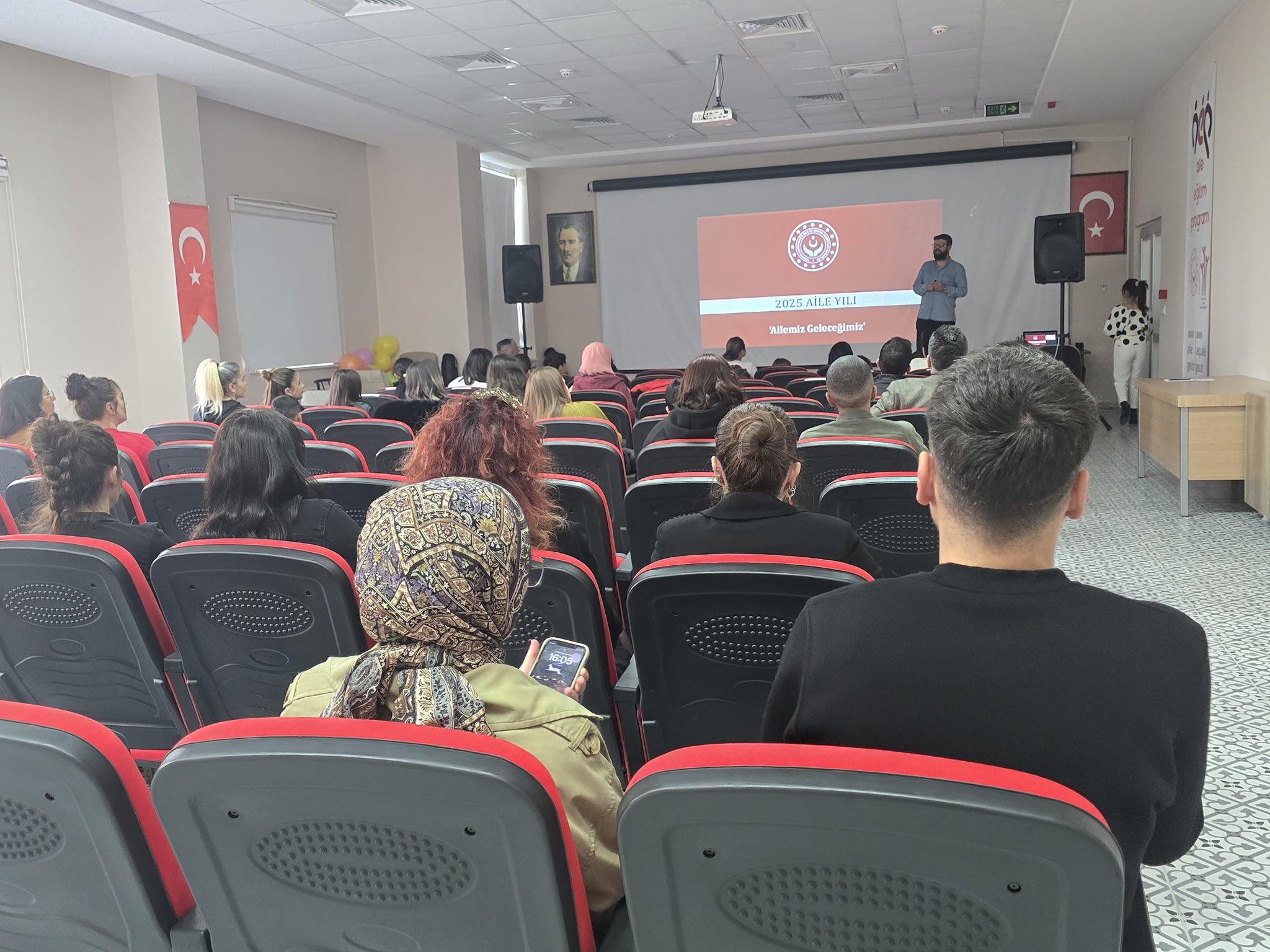 İl Müdürlüğümüz Konferans Salonunda ailelere yönelik "Aile Yılı" tanıtım sunumu gerçekleştirildi.