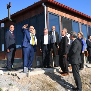 Valimiz Sayın İsmail Ustaoğlu, Gönen Kaymakamı Sayın Ahmet Altıntaş ve İl Müdürümüz Sayın Emine Böçkün, Tuzakçı Hasanbey Tarımsal Kalkınma Kooperatifi’ni Ziyaret Etti.  - fotoğraf 1