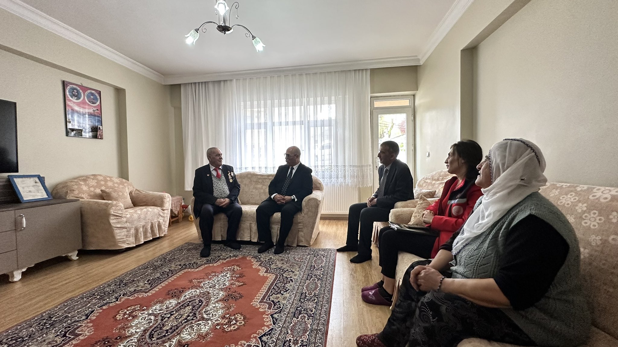 Bakanlığımız Çocuk Hizmetleri Genel Müdürlüğü Daire Başkanı Sn. İbrahim Kürşat ERGÜT, Kıbrıs Gazimiz Zeynel Doğan ve kıymetli eşini hanesinde ziyarette bulundular. 