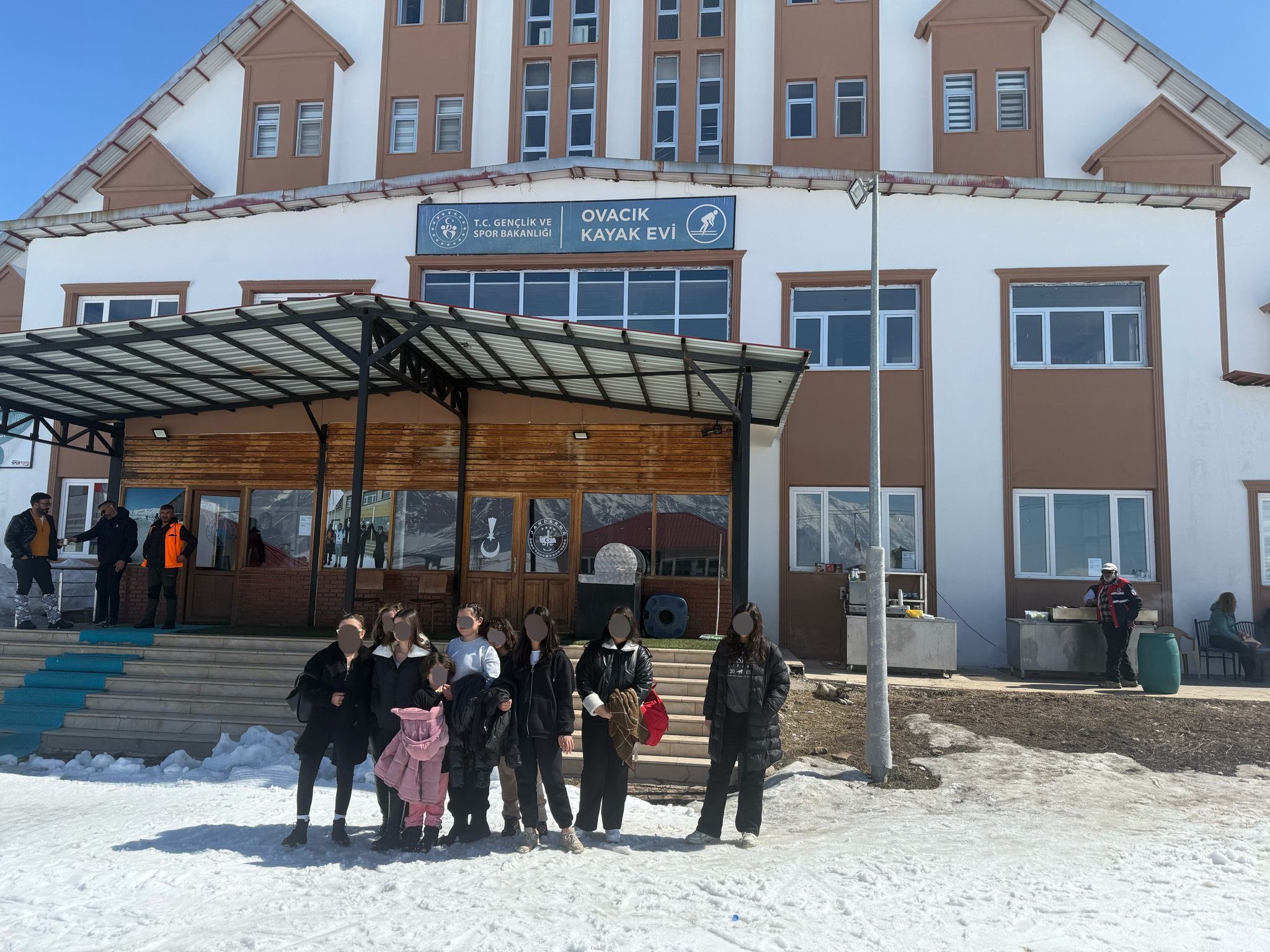 Çocuk Evleri’nde kalan kız çocuklarımız, Aile Yılı kapsamında Ovacık Kayak Tesisleri’nde kayak yaparak keyifli anlar yaşamış; sonrasında ise Munzur Gözeleri’ni ziyaret ederek doğa ve kültürle iç içe anlamlı bir gezi gerçekleştirmişlerdir.