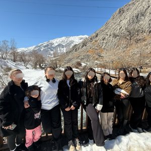 Çocuk Evleri’nde kalan kız çocuklarımız, Aile Yılı kapsamında Ovacık Kayak Tesisleri’nde kayak yaparak keyifli anlar yaşamış; sonrasında ise Munzur Gözeleri’ni ziyaret ederek doğa ve kültürle iç içe anlamlı bir gezi gerçekleştirmişlerdir. - fotoğraf 1