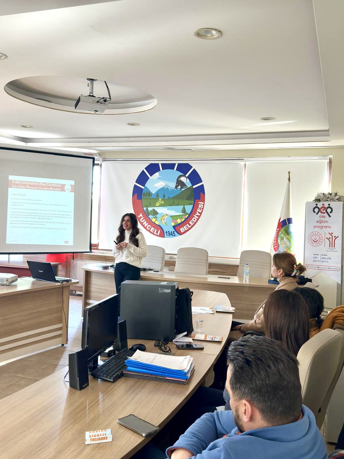 Tunceli Sosyal Hizmet Merkezi Aile Danışmanlığı Birimi tarafından Tunceli Belediyesi personeline yönelik Evlilik ve Aile Hayatı / Çatışma Çözme Becerileri konulu eğitim verilmiştir.