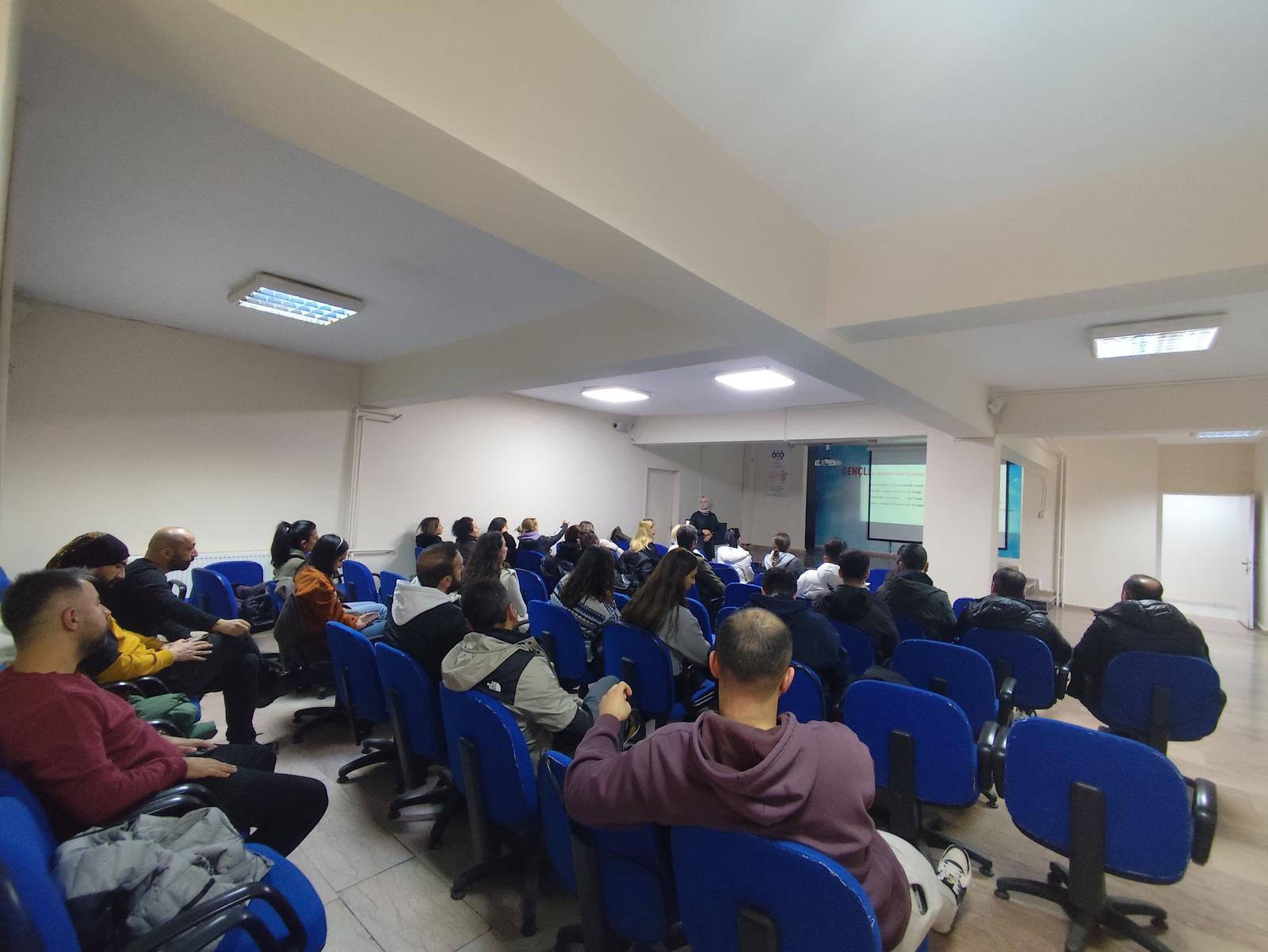 Sosyal Hizmet Merkezi Müdürlüğü Eğitim ve Danışmanlık Birimi tarafından Tunceli Gençlik ve Spor İl Müdürlüğünde görev alan antrenörlere yönelik “Ergenlik ve Riskli Davranışlar, Medya Okuryazarlığı "ile ilgili eğitim verilmiştir.