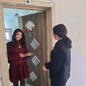 Çocuk Evlerinde kalan kız çocuklarımız, Berat Kandili vesilesiyle helva dağıtmıştır - fotoğraf 1