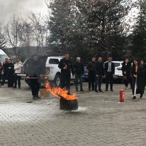Deprem, yangın ve diğer afetlere yönelik acil durum hazırlıkları kapsamında, Müdürlüğümüz ve bağlı kuruluşlarımızda görev yapan personele, İl AFAD Müdürlüğü tarafından eğitim verilmiş ve tatbikat gerçekleştirilmiştir. - fotoğraf 1