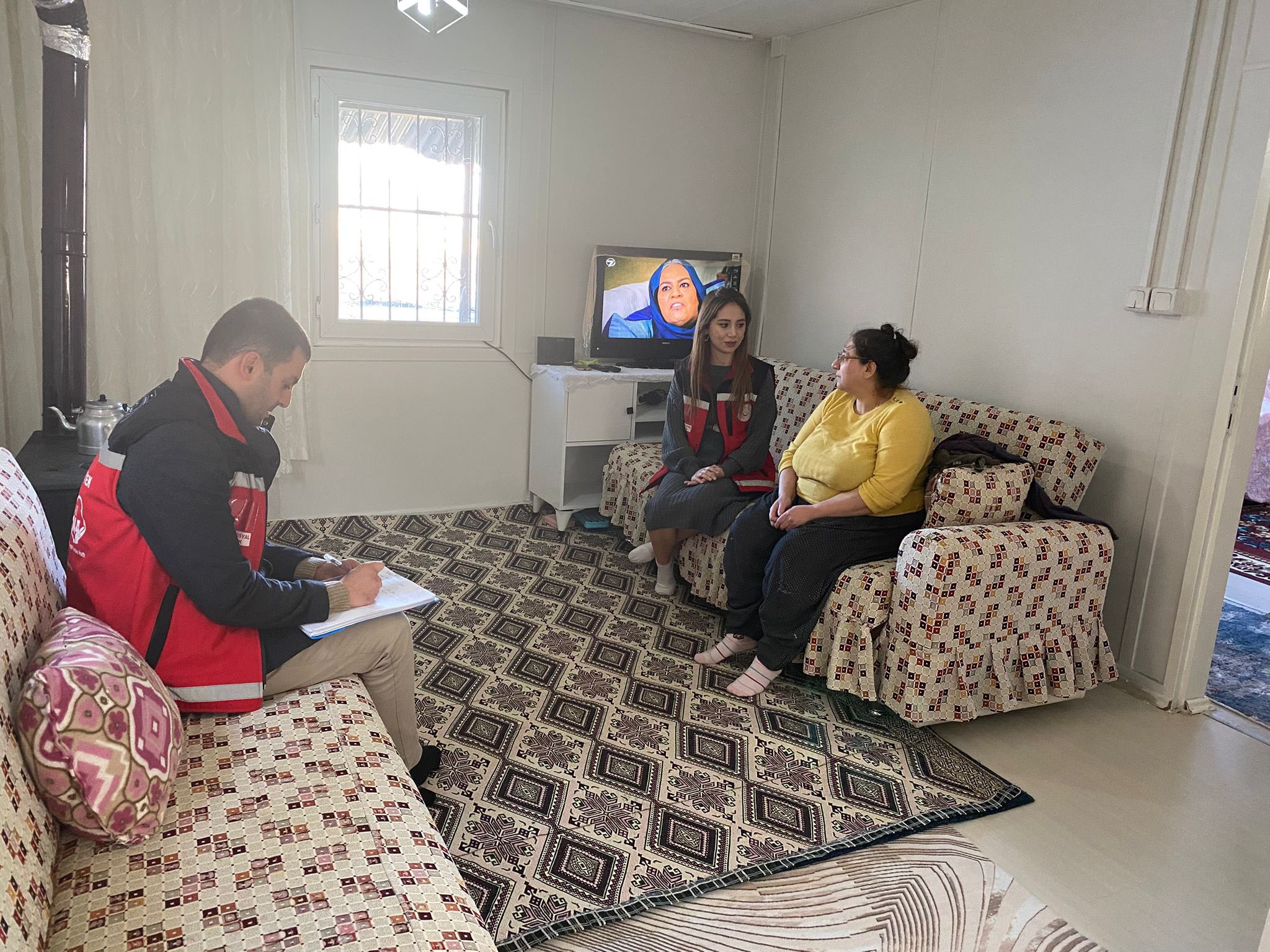 Mazgirt ilçesi karşıkonak köyünde sosyal ve ekonomik destek hizmeti kapsamında hane ziyareti gerçekleştirilmiş olup Bakanlığımız hizmet modelleri hakkında bilgilendirme yapılmıştır.