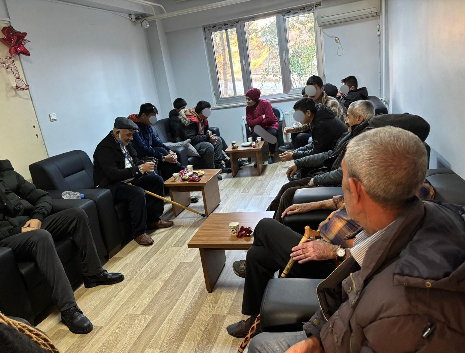 Bedri ES Bakım Rehabilitasyon ve Aile Danışma Merkezi Müdürlüğü’nde kalan çocuklarımız, TOKİ Huzurevi Yaşlı Bakım ve Rehabilitasyon Merkezi Müdürlüğü’nde kalan yaşlı çınarlarımızı ziyaret ederek, birlikte hoş vakit geçirip, aralarındaki bağları güçlendirdiler. 