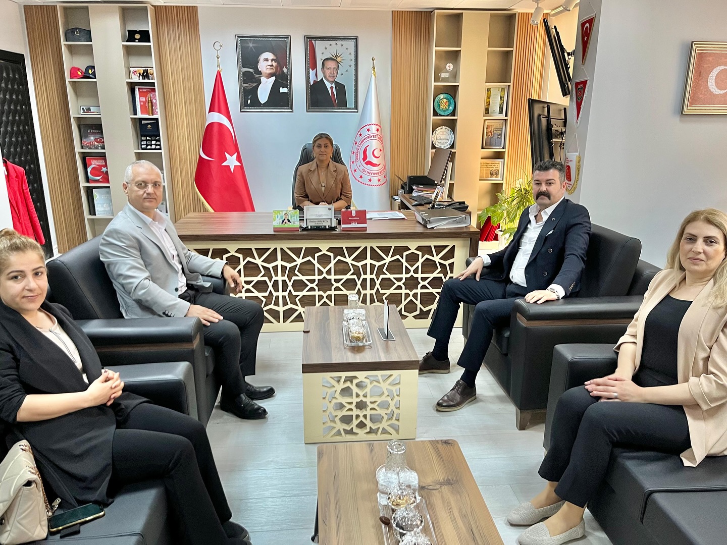 Şehit-Gazi Birlik Sen İl Başkanı Sayın Volkan HEDEF ve Beraberindeki Heyet, İl Müdürümüz Sayın Emine BÖÇKÜN’e Makamında Ziyaret Gerçekleştirdi.