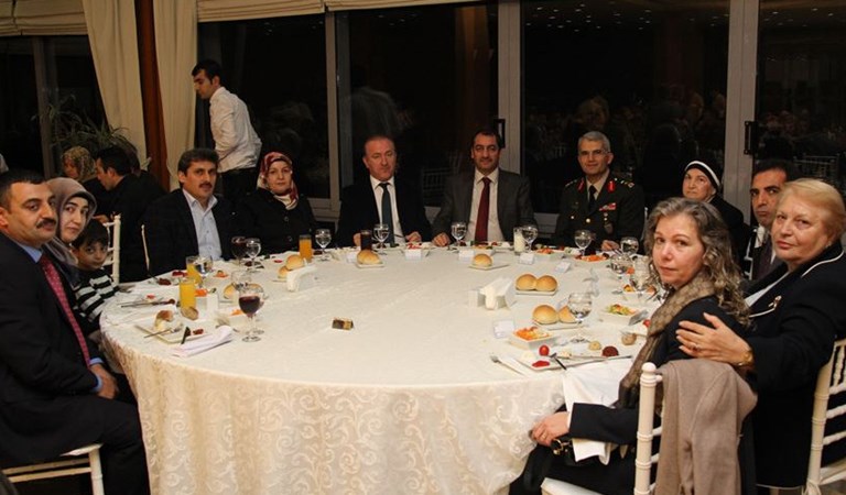 İstanbul Aile ve Sosyal Politikalar İl Müdürlüğü ile İstanbul 1.Ordu Komutanlığı tarafından Şehit Aileleri ve Gaziler Onuruna Yemek Düzenlendi. 
