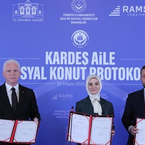 Bakanımız Göktaş, "Kardeş Aile Sosyal Konut Protokolü"nün imza törenine katıldı - fotoğraf 1