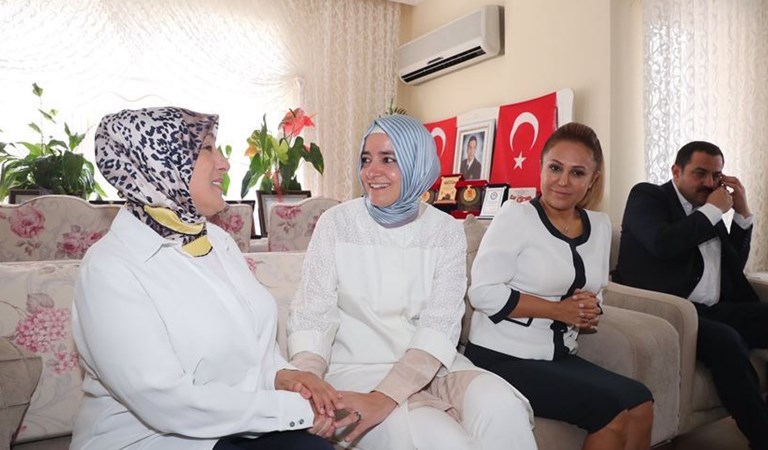 Bakan Kaya Antalya'da Şehit Ailelerini Ziyaret Etti