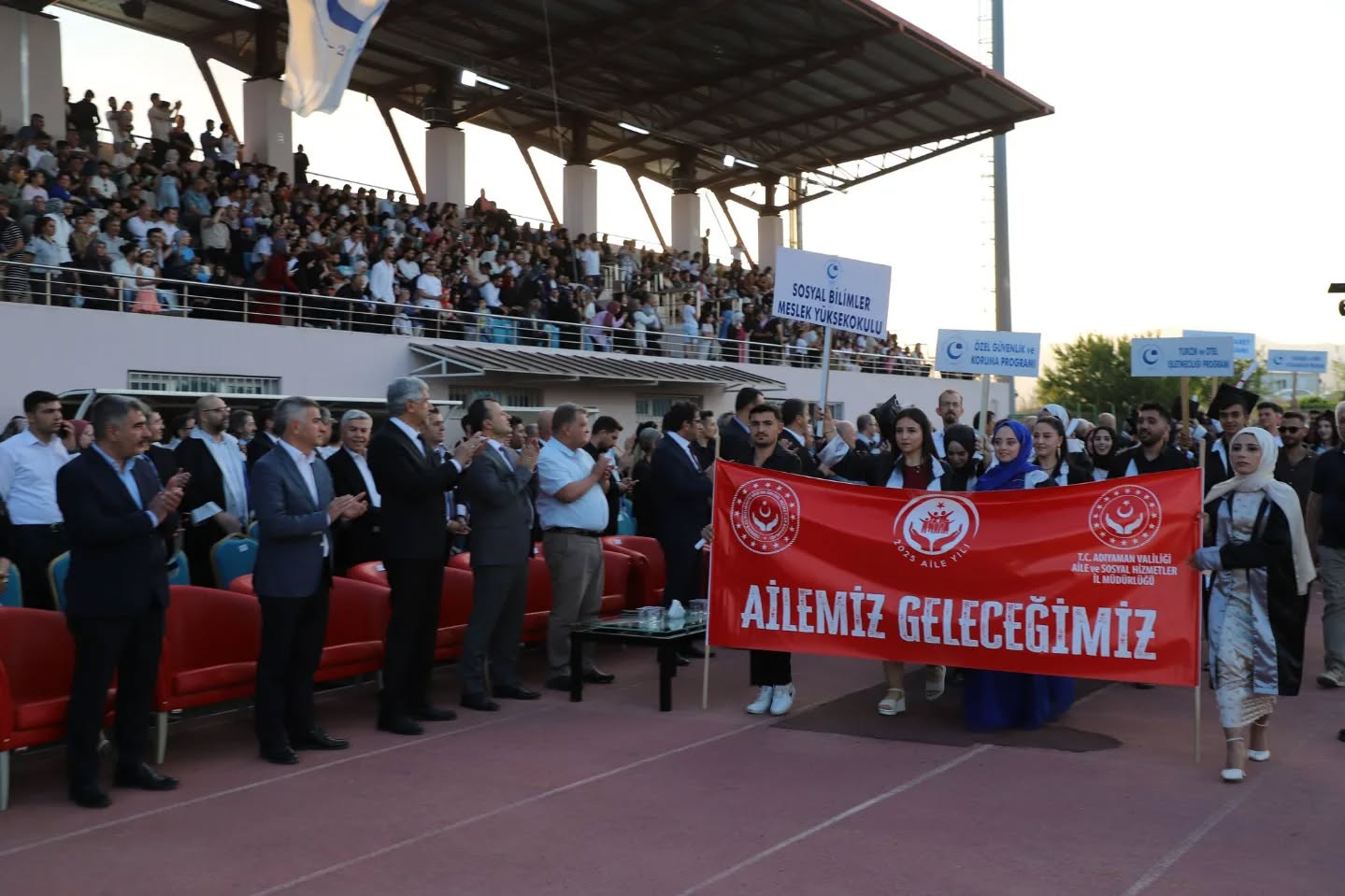 Adıyaman Üniversitesi Mezuniyet Töreninde “Ailemiz Geleceğimiz” Pankartımızla Sahadayız