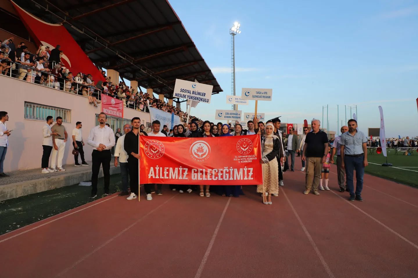 Adıyaman Üniversitesi Mezuniyet Töreninde “Ailemiz Geleceğimiz” Pankartımızla Sahadayız - fotoğraf 2