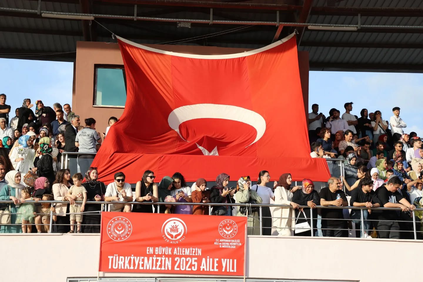 Adıyaman Üniversitesi Mezuniyet Töreninde “Ailemiz Geleceğimiz” Pankartımızla Sahadayız - fotoğraf 3