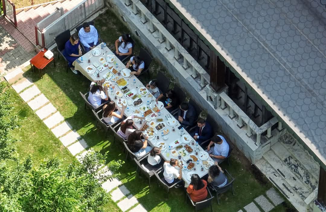 Valimiz Sayın Şefik Aygöl ve Hanımefendi Nazlı Aygöl, çocuk evlerinde kalan çocuklarımızla kahvaltıda buluştular.