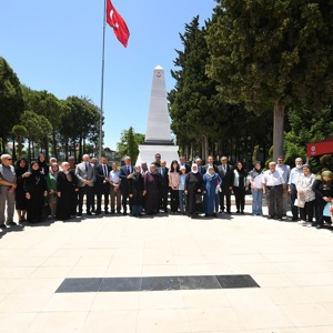 2025 #AileYılı kapsamında; Kurban Bayramı vesilesiyle Valimiz Sayın İsmail USTAOĞLU,İl Protokolümüzün Saygıdeğer Üyeleri ve İl Müdürümüz Sayın Emine BÖÇKÜN ile birlikte Aziz Şehitlerimizi Dualarla Anmak üzere Balıkesir Şehitliği’ne Ziyaret Gerçekleştirdi. - fotoğraf 9