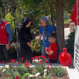 2025 #AileYılı kapsamında; Kurban Bayramı vesilesiyle Valimiz Sayın İsmail USTAOĞLU,İl Protokolümüzün Saygıdeğer Üyeleri ve İl Müdürümüz Sayın Emine BÖÇKÜN ile birlikte Aziz Şehitlerimizi Dualarla Anmak üzere Balıkesir Şehitliği’ne Ziyaret Gerçekleştirdi. - fotoğraf 8