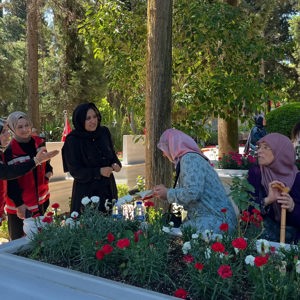 2025 #AileYılı kapsamında; Kurban Bayramı vesilesiyle Valimiz Sayın İsmail USTAOĞLU,İl Protokolümüzün Saygıdeğer Üyeleri ve İl Müdürümüz Sayın Emine BÖÇKÜN ile birlikte Aziz Şehitlerimizi Dualarla Anmak üzere Balıkesir Şehitliği’ne Ziyaret Gerçekleştirdi. - fotoğraf 6