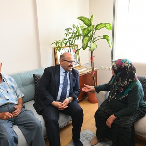 2025 #AileYılı kapsamında, Kurban Bayramı vesilesiyle Valimiz Sayın İsmail USTAOĞLU, İl Protokolümüzün saygı değer üyeleri ve İl Müdürümüz Sayın Emine BÖÇKÜN ile birlikte, Aziz Şehidimiz Yılmaz UYANIK’ın Kıymetli Ailesini Evlerinde Ziyaret Etti. - fotoğraf 3