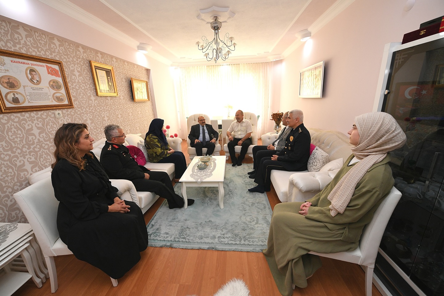 2025 #AileYılı kapsamında, Kurban Bayramı vesilesiyle Valimiz Sayın İsmail USTAOĞLU, İl Protokolümüzün Saygıdeğer üyeleri ve İl Müdürümüz Sayın Emine BÖÇKÜN ile birlikte, Aziz Şehidimiz  Ömer Faruk BOL’un Kıymetli Ailesini Evlerinde Ziyaret Etti.