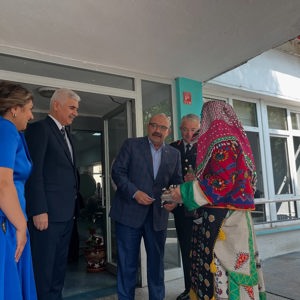 2025 #AileYılı kapsamında; Kurban Bayramı vesilesiyle, Valimiz Sayın İsmail USTAOĞLU, İl Protokolünüzün Saygıdeğer Üyeleri ve beraberinde İl Müdürümüz Sayın Emine BÖÇKÜN, Balıkesir Yaşlı Bakım ve Rehabilitasyon Merkezi Müdürlüğümüzdeki Sakinlerimiz ile Bayramlaştı. - fotoğraf 6