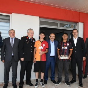 Kurban Bayramı vesilesiyle, Valimiz Sayın İsmail USTAOĞLU ve beraberinde İl Müdürümüz Sayın Emine BÖÇKÜN, Ayten Burhan Erdayı Çocukevleri Sitesi Merkezi Müdürlüğümüzdeki Çocuklarımız ile Bayramlaştı. - fotoğraf 6