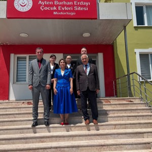 Kurban Bayramı vesilesiyle, Valimiz Sayın İsmail USTAOĞLU ve beraberinde İl Müdürümüz Sayın Emine BÖÇKÜN, Ayten Burhan Erdayı Çocukevleri Sitesi Merkezi Müdürlüğümüzdeki Çocuklarımız ile Bayramlaştı. - fotoğraf 1
