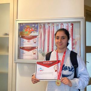 Ecrin Benlioğlu'nu 2024-2025 Eğitim ve Öğretim Yılı Okul Sporlarındaki Başarısından Dolayı Tebrik Ediyoruz. - fotoğraf 2