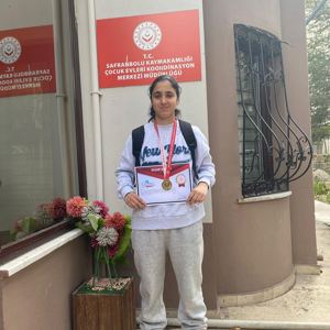 Ecrin Benlioğlu'nu 2024-2025 Eğitim ve Öğretim Yılı Okul Sporlarındaki Başarısından Dolayı Tebrik Ediyoruz. - fotoğraf 3