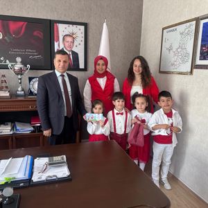 Safranbolu Biriz Kreş İradecileri Ve Çocukları İl Müdürümüze 23 Nisanda Yapacakları Programın Davetiyesini Taktim Ettiler. - fotoğraf 1