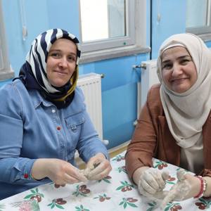 Safranbolu Gençlik Merkezi'nde Anne Ve Çocuklarımıza Yönelik "Mum Yapımı Atölyesi" Etkinliği Gerçekleştirildi. - fotoğraf 4