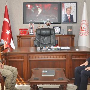 Safranbolu Jandarma Komando Eğitim Merkez Komutanı Jandarma Kıdemli Albay Sinan İbrahimoğlu il Müdürümüz Abdurrahman Bilgiç'e Ziyaret Gerçekleştirdi. - fotoğraf 1