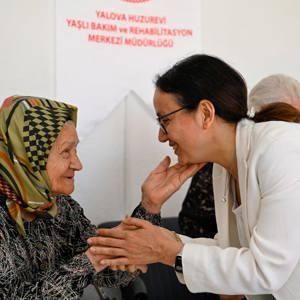Valimiz Dr. Hülya Kaya ve İl Müdürümüz Arif Laçin Kurban Bayramı Vesilesiyle Yalova Huzurevi Yaşlı Bakım ve Rehabilitasyon Merkezi’nde hizmet alan kıymetli büyüklerimizi  Ziyaret Etti - fotoğraf 4