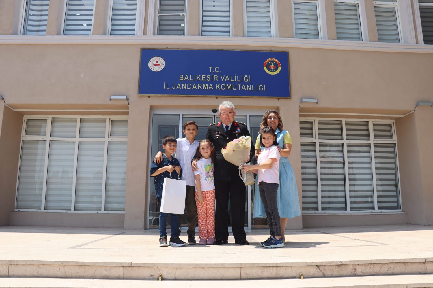 2025 #AileYılı kapsamında; Jandarma Teşkilatımızın 186. Kuruluş Yıldönümünü Kutlamak amacıyla İl Müdürümüz Sayın Emine BÖÇKÜN ve Kıymetli Çocuklarımız, İl Jandarma Komutanımız Sayın Tümgeneral Nurettin ALKAN’ı Makamında Ziyaret Etti.