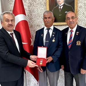 Kıbrıs Gazimiz Selahattin Pehlivan’a Madalya ve Beratı İl Müdürümüz Tarafından Tevcih Edildi - fotoğraf 1