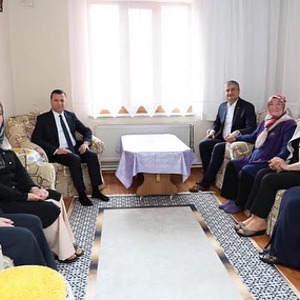 Valimiz Sayın Mustafa Yavuz Şehitlerimizin Annelerini Ziyaret Ederek Anneler Günü'nü Kutladı - fotoğraf 3