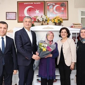 Valimiz Sayın Mustafa Yavuz Şehitlerimizin Annelerini Ziyaret Ederek Anneler Günü'nü Kutladı - fotoğraf 1