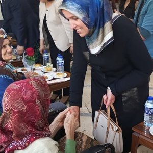 Valimiz Sayın Mustafa Yavuz Karabük Yücel Huzurevi'ndeki  Annelerimizin Anneler Günü'nü Kutladı - fotoğraf 10