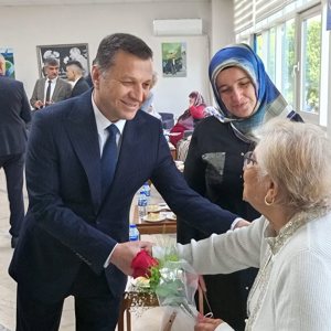 Valimiz Sayın Mustafa Yavuz Karabük Yücel Huzurevi'ndeki  Annelerimizin Anneler Günü'nü Kutladı - fotoğraf 11
