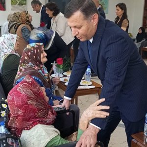 Valimiz Sayın Mustafa Yavuz Karabük Yücel Huzurevi'ndeki  Annelerimizin Anneler Günü'nü Kutladı - fotoğraf 5