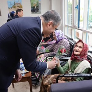 Valimiz Sayın Mustafa Yavuz Karabük Yücel Huzurevi'ndeki  Annelerimizin Anneler Günü'nü Kutladı - fotoğraf 4