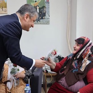 Valimiz Sayın Mustafa Yavuz Karabük Yücel Huzurevi'ndeki  Annelerimizin Anneler Günü'nü Kutladı - fotoğraf 2