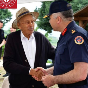 Vali Aziz Yıldırım’dan Babalar Günü Ziyareti - fotoğraf 7