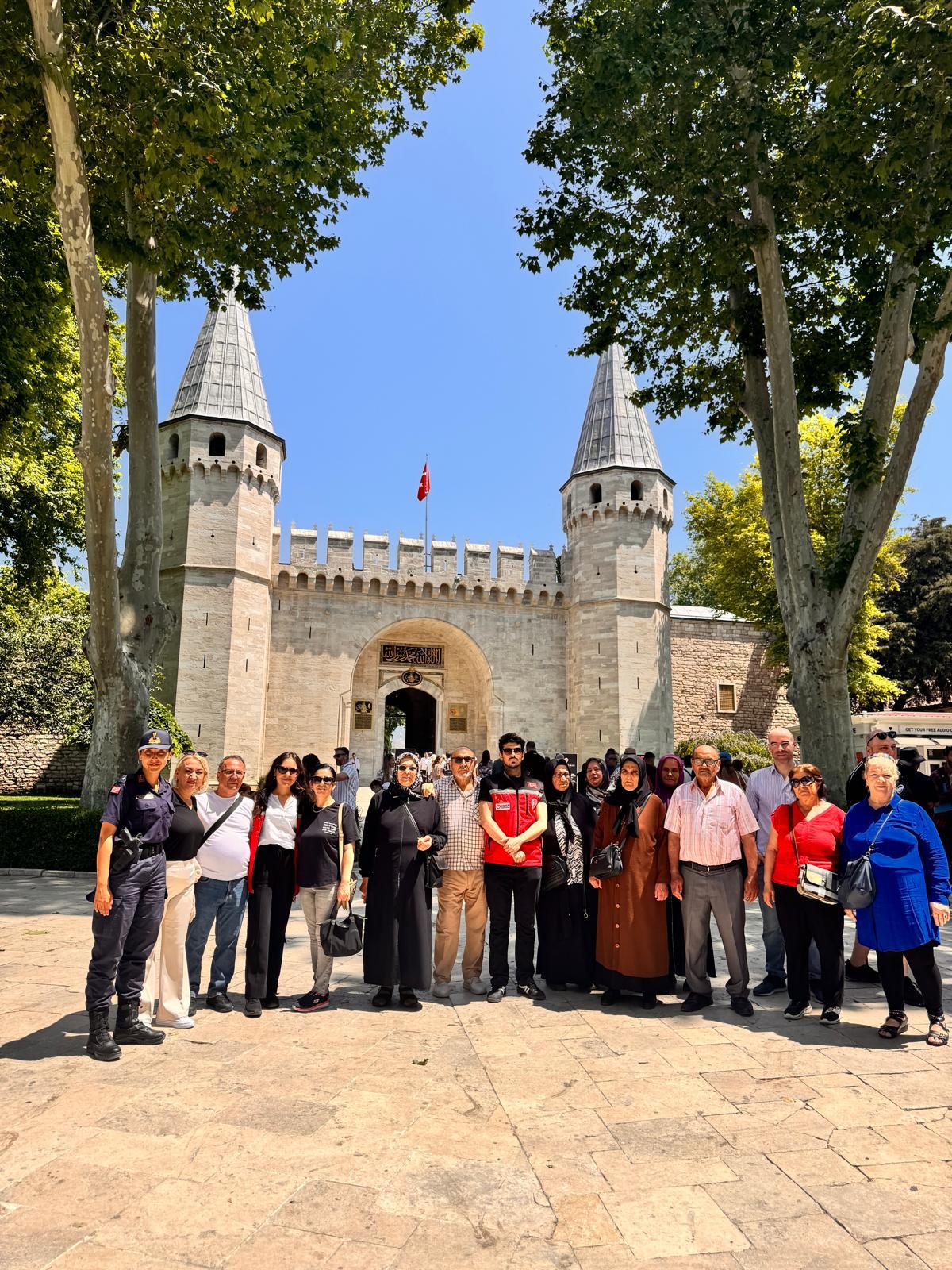 2025 'Aile Yılı' kapsamında "Ailemiz İnancımız, Geleneğimiz, Değerlerimiz" temasıyla Şehit Yakınlarımız ile Topkapı Sarayını ziyaret ediyoruz.